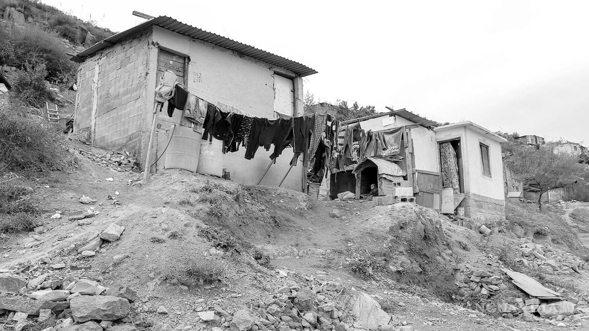 Habitantes de faldas de los cerros de Saltillo, enfrentan el frío con bolsas, madera, cartones y aluminio