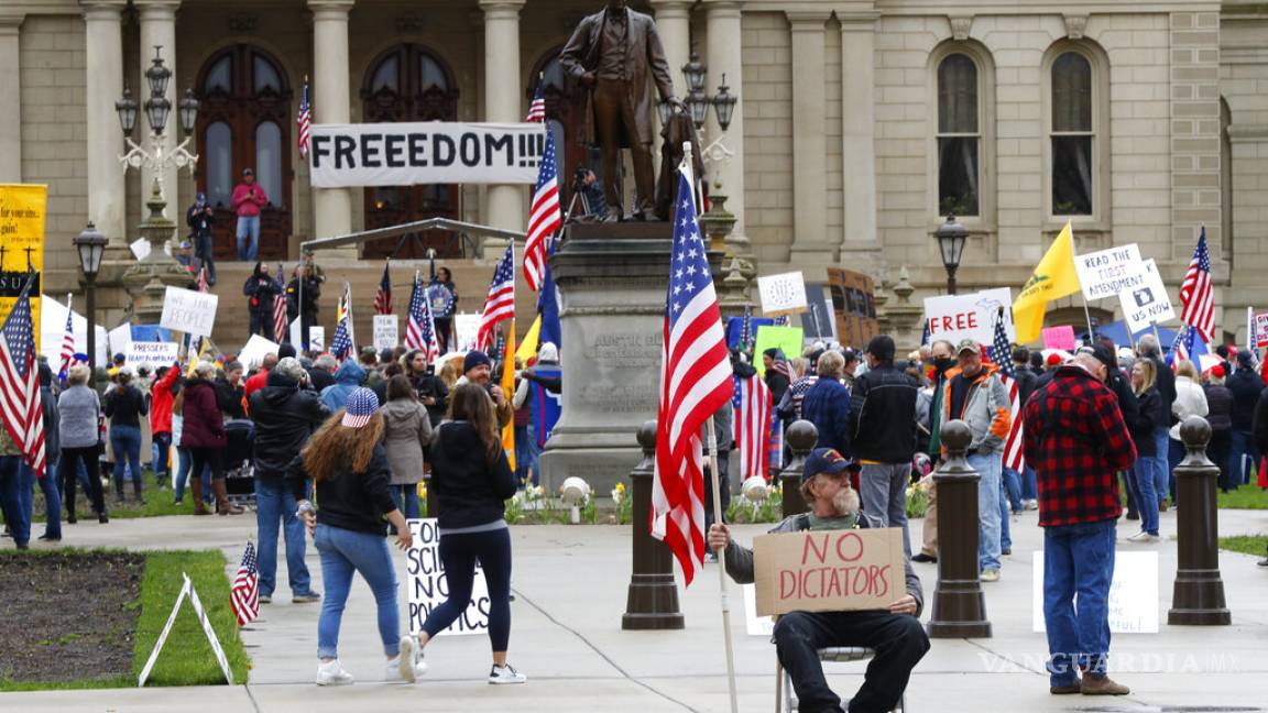 Protestan manifestantes armados en Capitolio en Michigan contra confinamiento