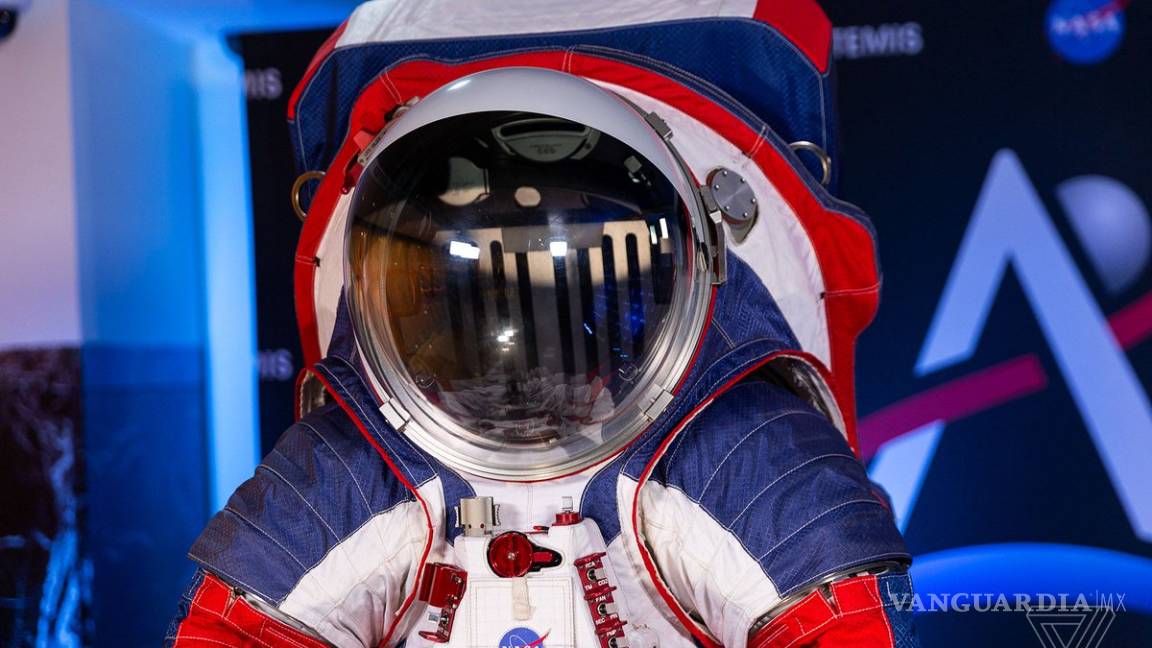 La NASA presenta dos nuevos trajes para sus expediciones a la Luna
