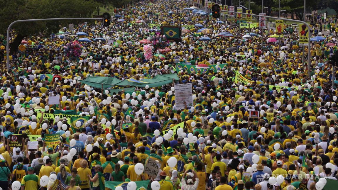Brasileños exigen en las calles y a 'cacerolazos' la renuncia de Rousseff