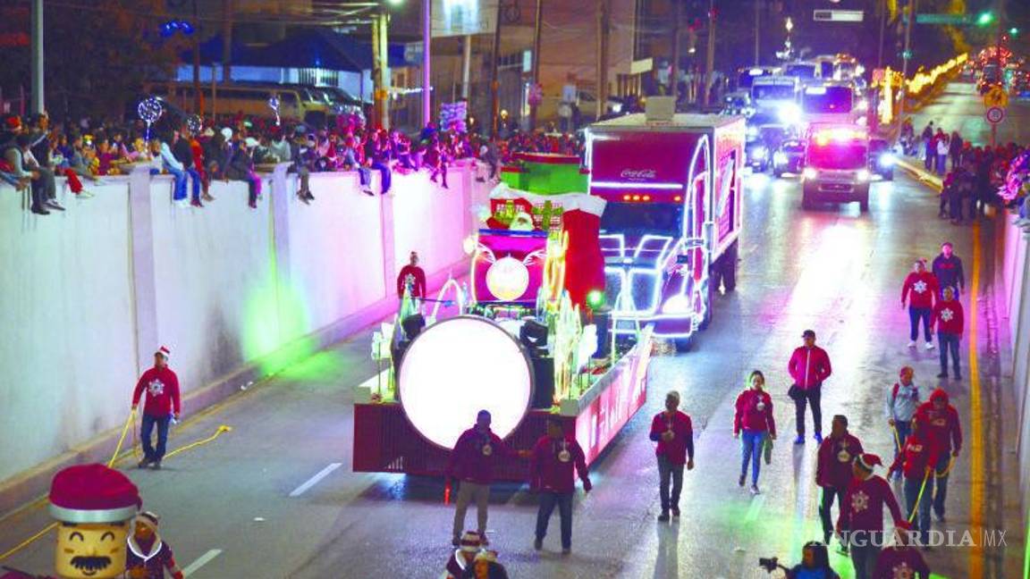 $!Caravana Coca Cola ilumina la Navidad de Saltillo; la magia de creer ya es tradición