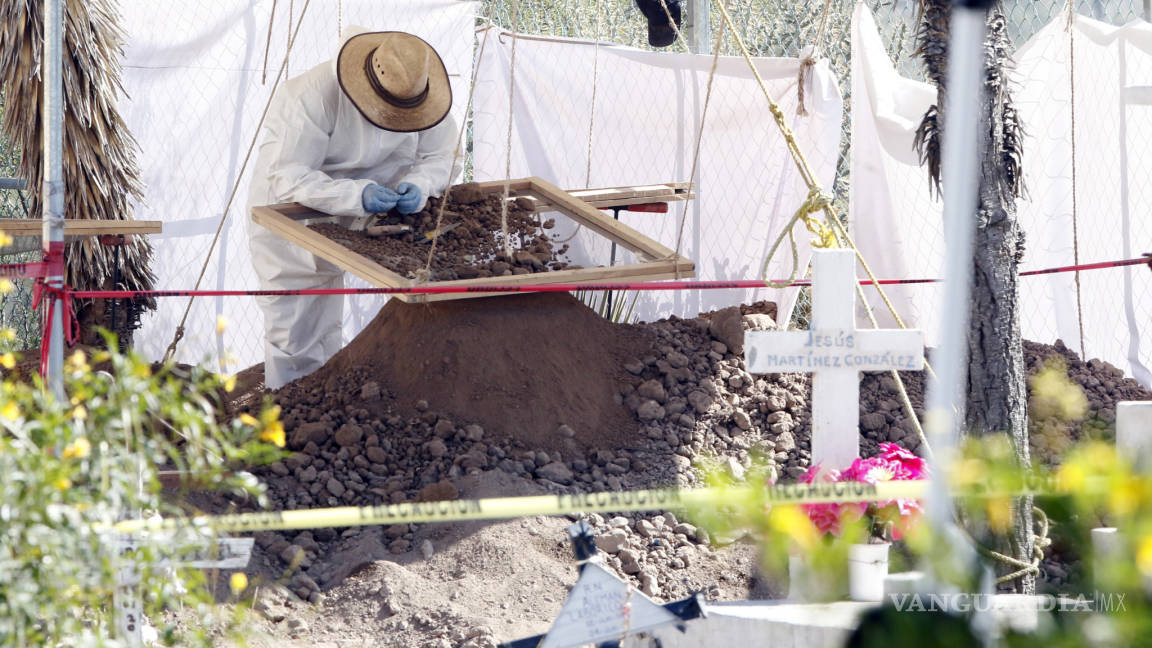 Apenas van 7 cuerpos, de 37, los exhumados en panteón de Saltillo