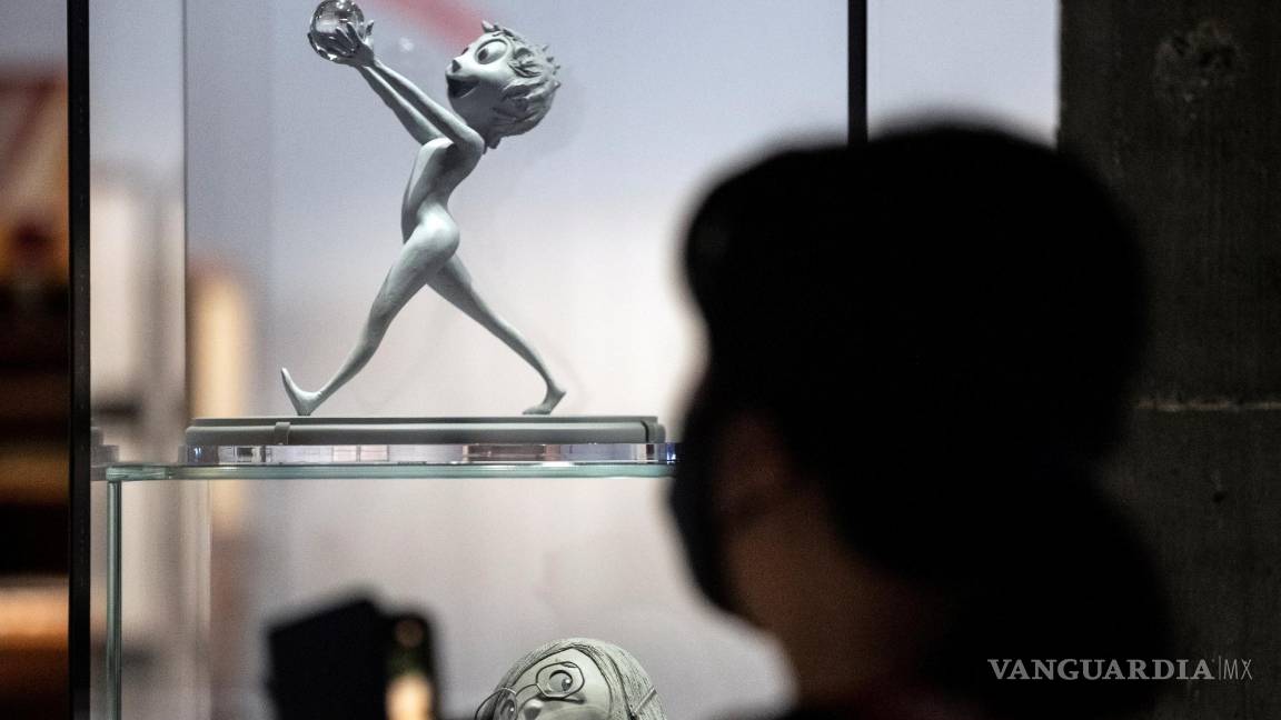$!Un visitante observa las figuras de Inside Out utilizadas en las investigaciones preliminares de personajes animados en películas de animación durante la vista previa para la prensa del Museo de la Academia de Imágenes en Movimiento en Los Ángeles, California. EFE/EPA/Etienne Laurent