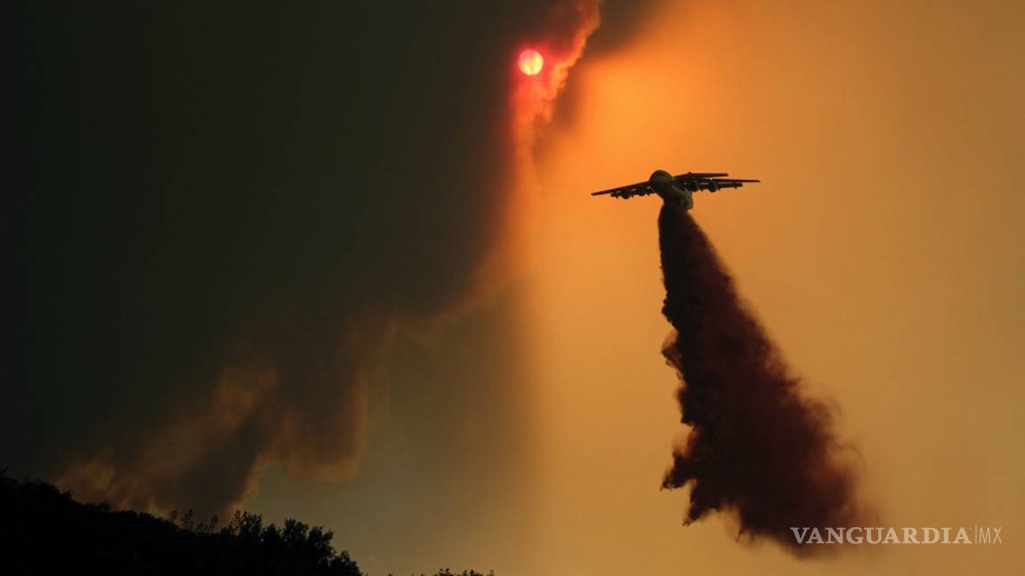 $!Tres incendios forestales tienen cercado a Los Ángeles y amenazan a más de 5 mil viviendas