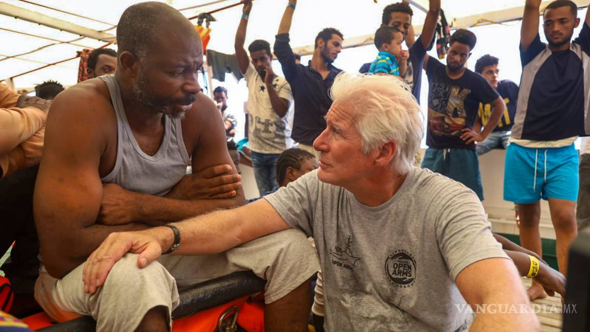 $!Richard Gere en acto solidario y humanitario lleva víveres a 121 inmigrantes rescatados por Open Arms