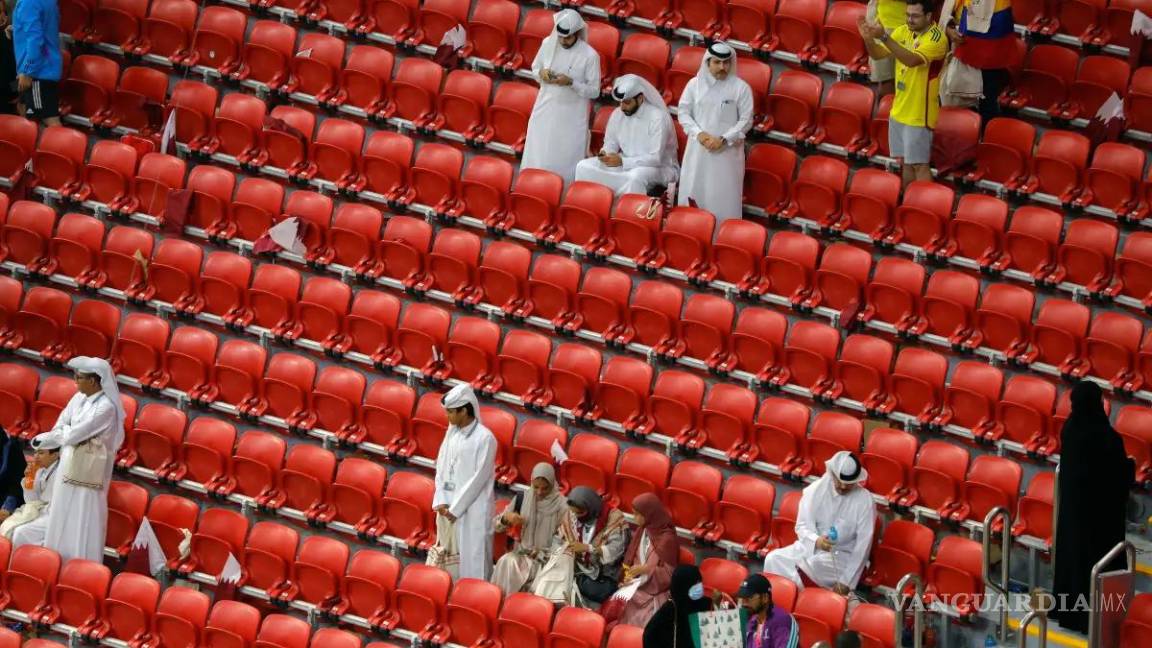 ¿Acarreados en Qatar?... Por qué huyó el público en el medio tiempo del partido inaugural