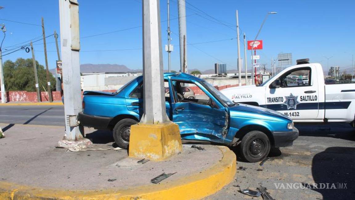 $!Ambos involucrados fueron llevados a la Clínica 2 del IMSS para descartar lesiones internas tras el aparatoso choque.
