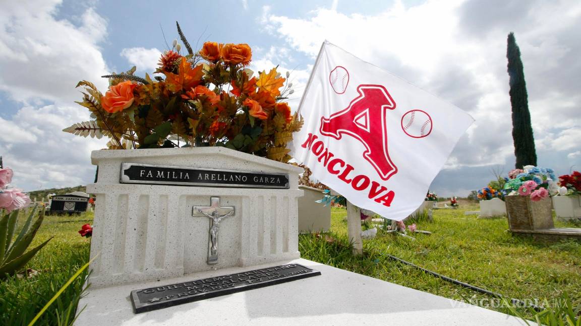 $!Fanáticos de Acereros de Monclova festejan hasta en el panteón