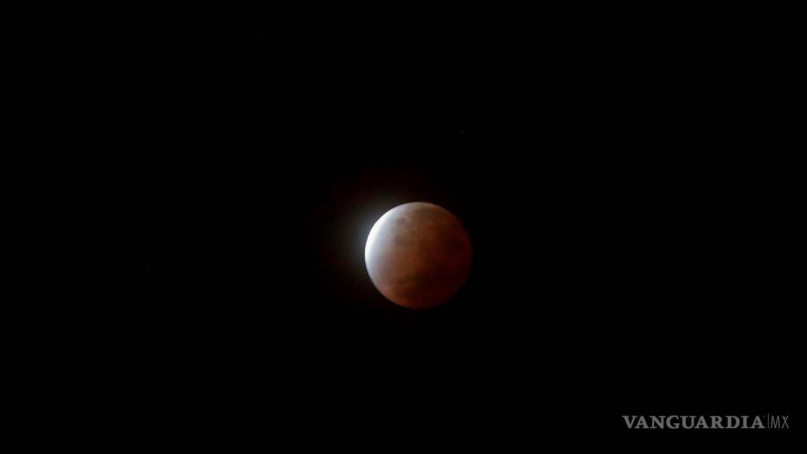 $!Fotografía del eclipse lunar observado hoy en la madrugada desde Ciudad de Guatemala (Guatemala). EFE/Esteban Biba