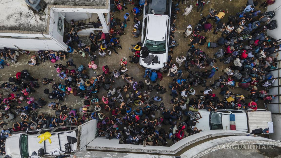 Aseguran y rescatan a más de 400 migrantes encerrados en camiones en Veracruz