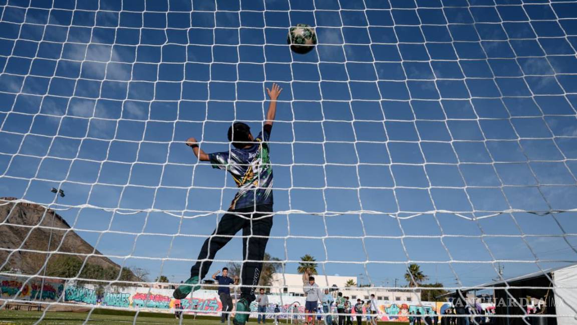 $!La cancha de la colonia Espinoza Mireles fue completamente renovada tras más de tres décadas como superficie de tierra.