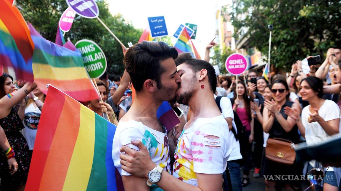 SRE pide a comunidad gay evitar muestras de afecto en el Mundial