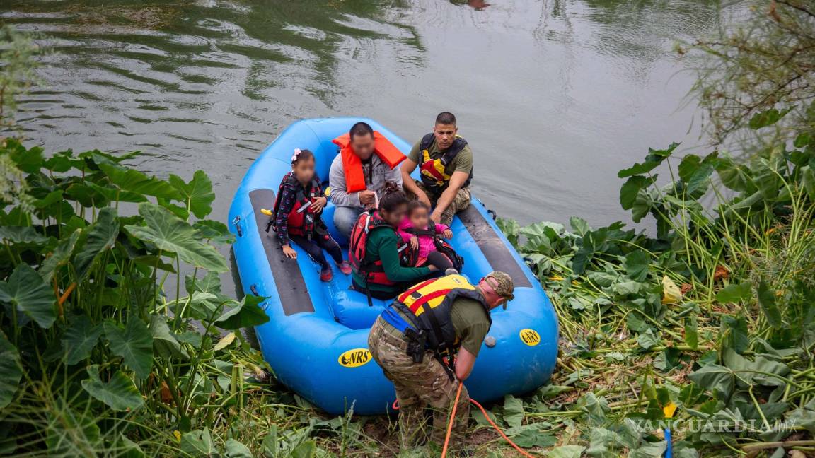 Patrulla Fronteriza rescata de morir ahogadas a 11 personas en el Río Bravo; entre ellos cinco menores