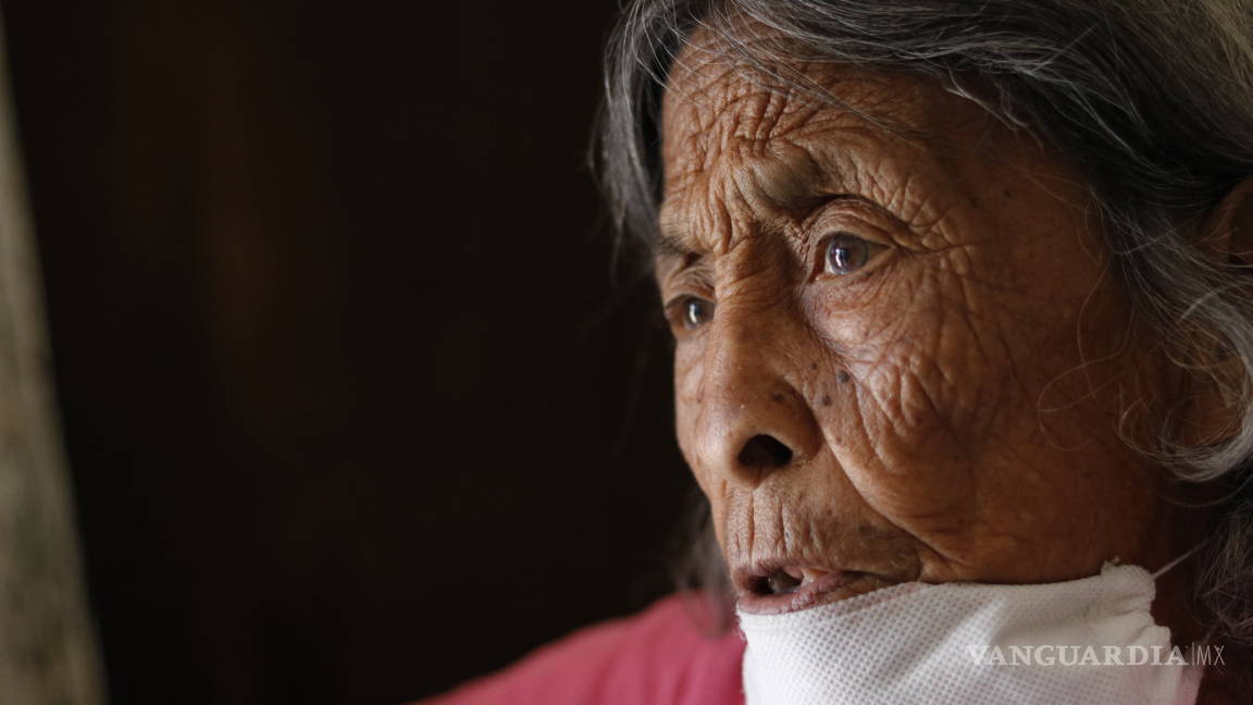 Viejecita de 84 años en Saltillo mantiene de limosnas a sus 2 hijos discapacitados