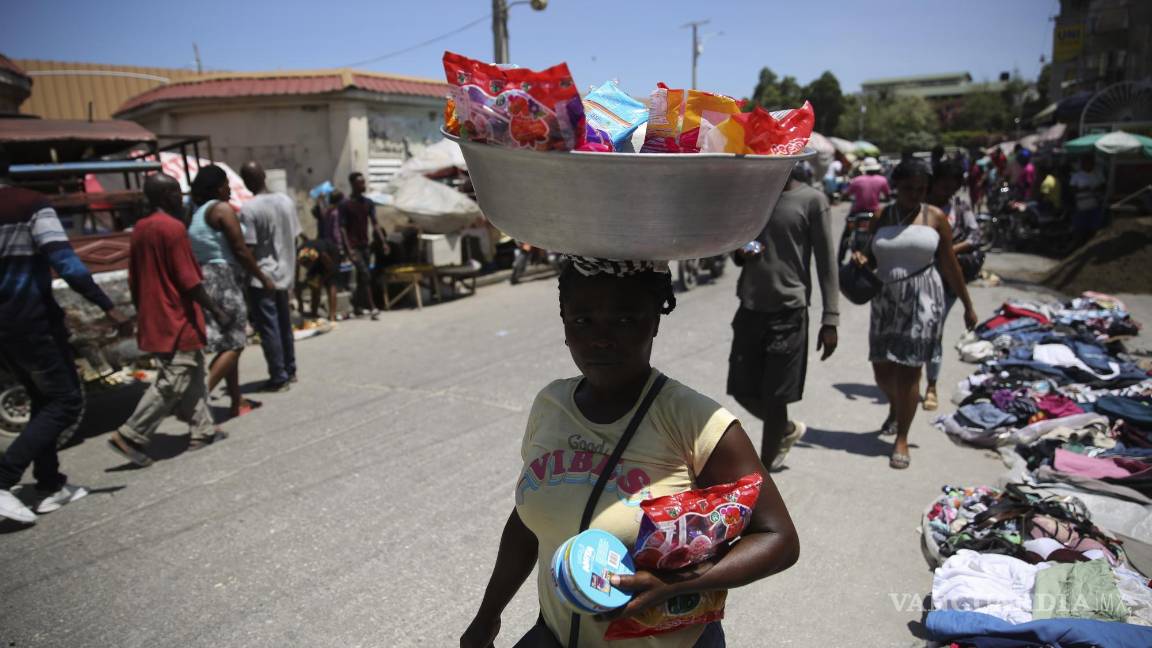 $!Pasa un vendedor ambulante, en Puerto Príncipe, Haití. Un terremoto de magnitud 7.2 sacudió Haití con el epicentro a unos 125 kilómetros al oeste de la capital de Puerto Príncipe. AP/Joseph Odelyn