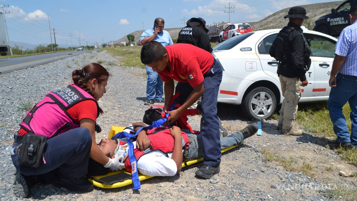 $!Pasajero asusta a taxista y lo hace volcar en Saltillo