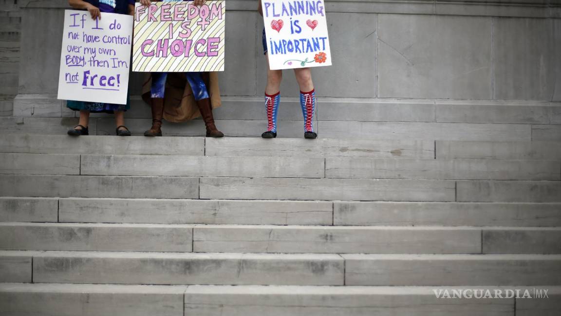$!Activistas por el derecho al aborto se manifiestan afuera del Capitolio de Missouri.