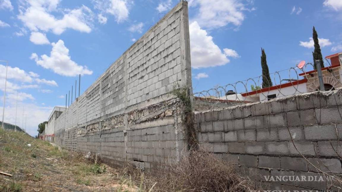 $!Desde hace cinco años que el centro comercial colocó la barda, los vecinos advirtieron del riesgo que corrían.