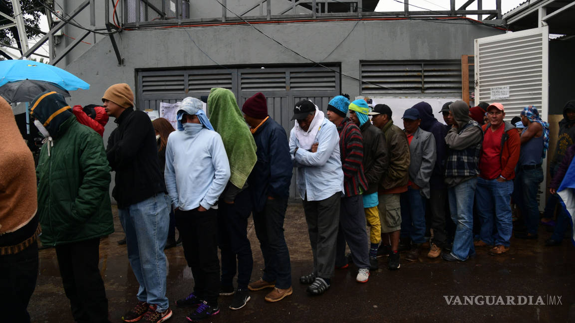 Frente frío 10 impacta a segunda caravana migrante