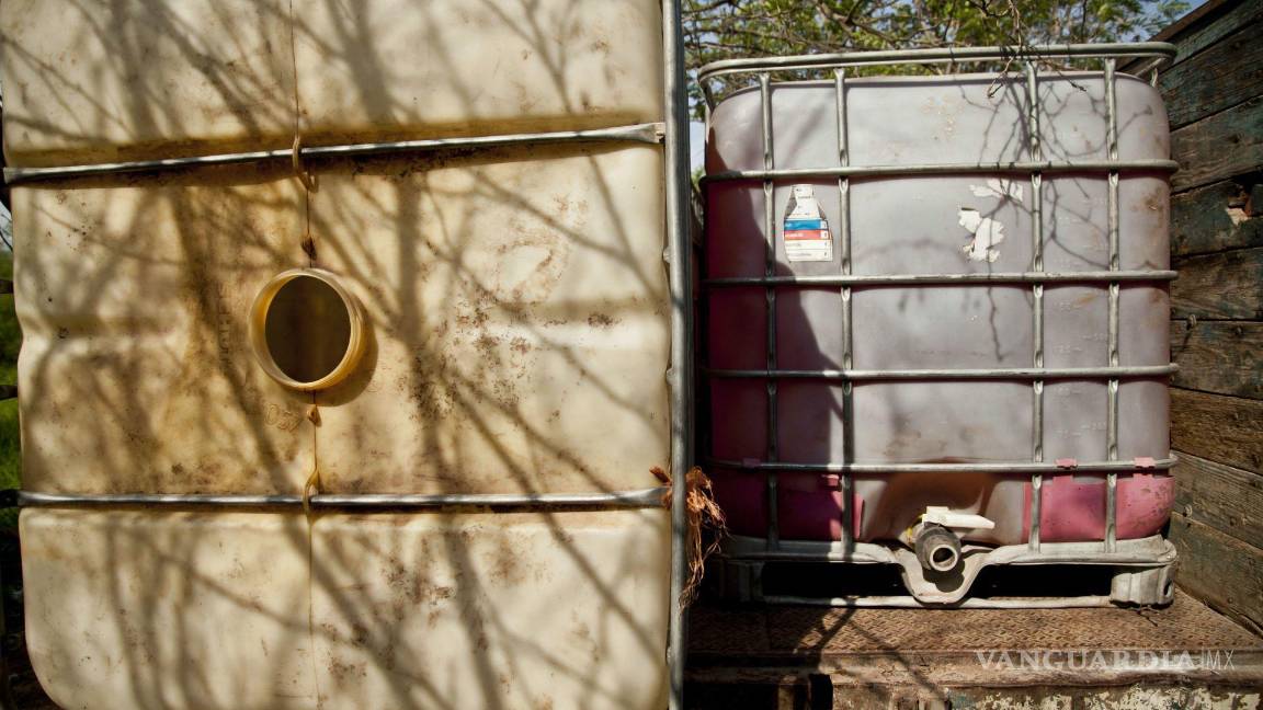 $!Aseguramiento de una toma clandestina de combustible y alrededor de 4 vehículos con contenedores de gasolina en Culiacán.