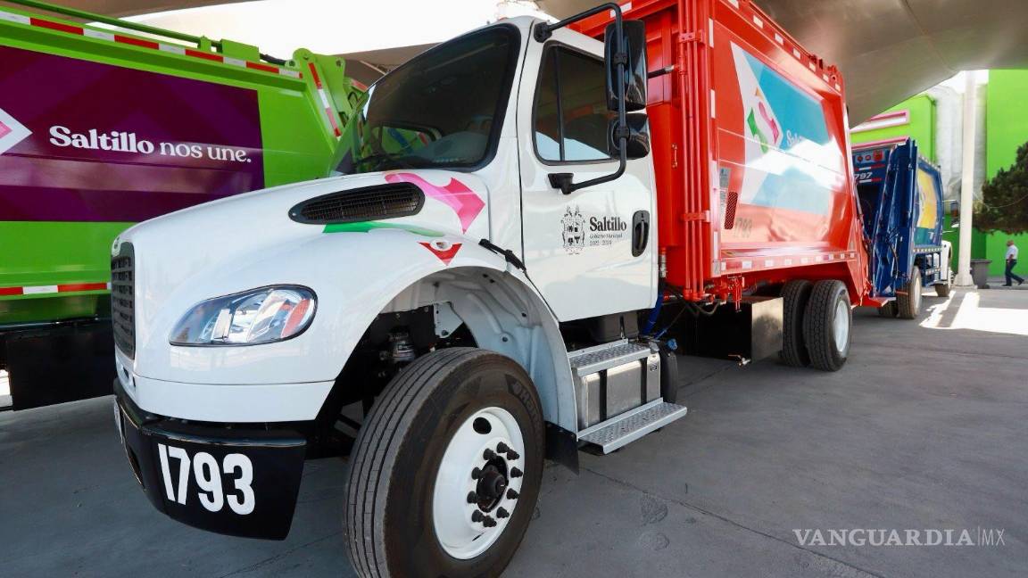 $!Nueve nuevos camiones recolectores de basura, adquiridos por la presente administración municipal, recorren la ciudad.