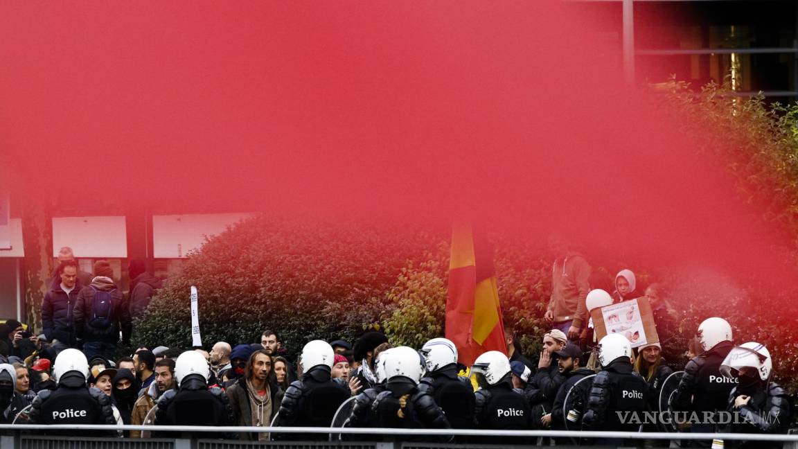 Protestan y desatan caos en Bruselas contra medidas COVID por repunte de contagios