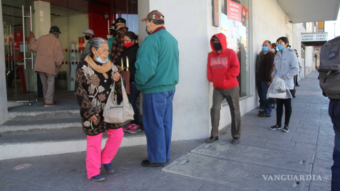 Adultos mayores de Saltillo piden preferencia en atención en Bancos