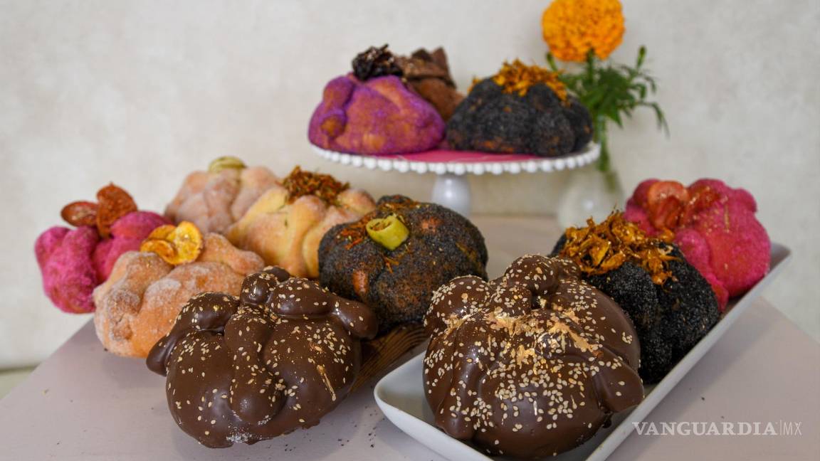 $!Nizza Caffè en Toluca durante la temporada de Muertos ofrece pan de Muerto gourmet con sabores que evocan las tradiciones mexicanas como crema de flor de cempasúchil, Totomoxtle con maracuyá, dulce de Jamaica, mole, naranja con mezcal, tejocote, entre otros. Buscan rescatar los sabores que nuestros abuelos consumían y conservar la tradición de la ofrenda de Muertos mexicana.
