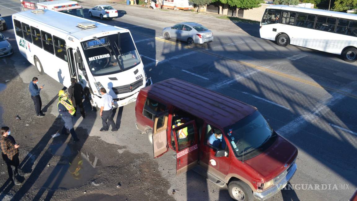 Chocan dos unidades de transporte de personal en la carretera a Zacatecas