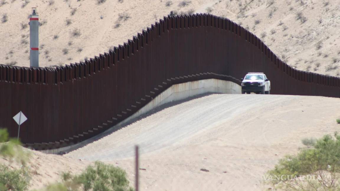 $!Fotografía que muestra el muro fronterizo cerca a la ciudad de Sunland Park, que limita con Ciudad Juárez, el 6 de junio de 2024 en Sunland Park.