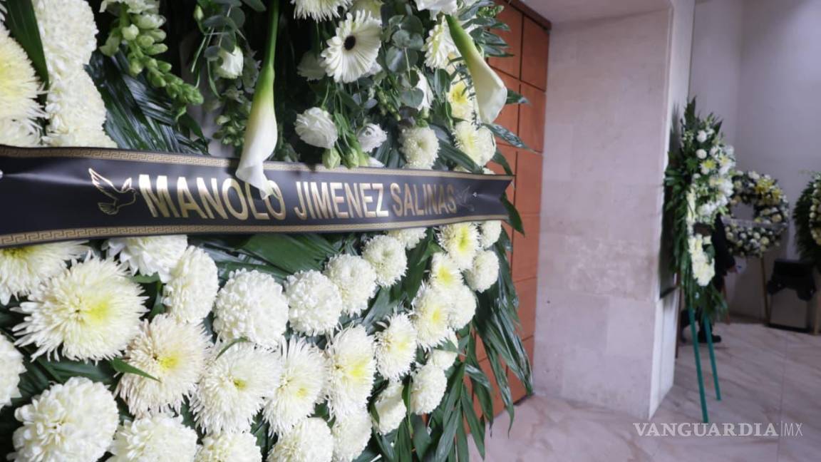 $!Políticos llevaron arreglos florales al exservidor público.