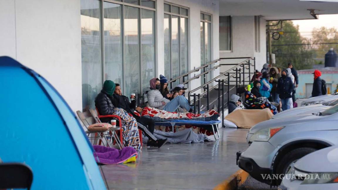 $!Con café en mano para mitigar el frío, decenas de personas acamparon para obtener un boleto para la presentación de Bad Bunny en Monterrey.