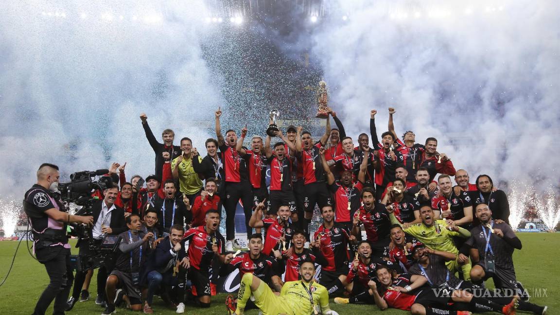$!Jugadores de Atlas celebran luego de que el equipo se coronara campeón del Torneo Apertura 2021 del fútbol mexicano tras vencer a León. EFE/Francisco Guasco