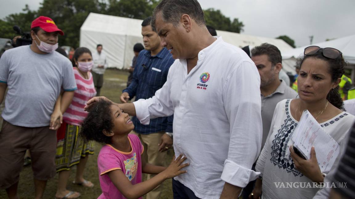 Presidente de Ecuador acompaña a damnificados en ciudades afectadas por sismo