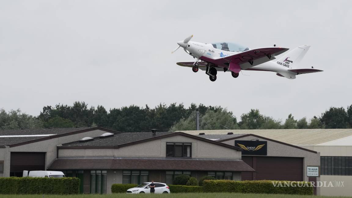 $!La adolescente belga-británica Zara Rutherford despega en su avión Shark Ultralight en el aeródromo de Kortrijk-Wevelgem, Wevelgem, Bélgica. AP/Virginia Mayo