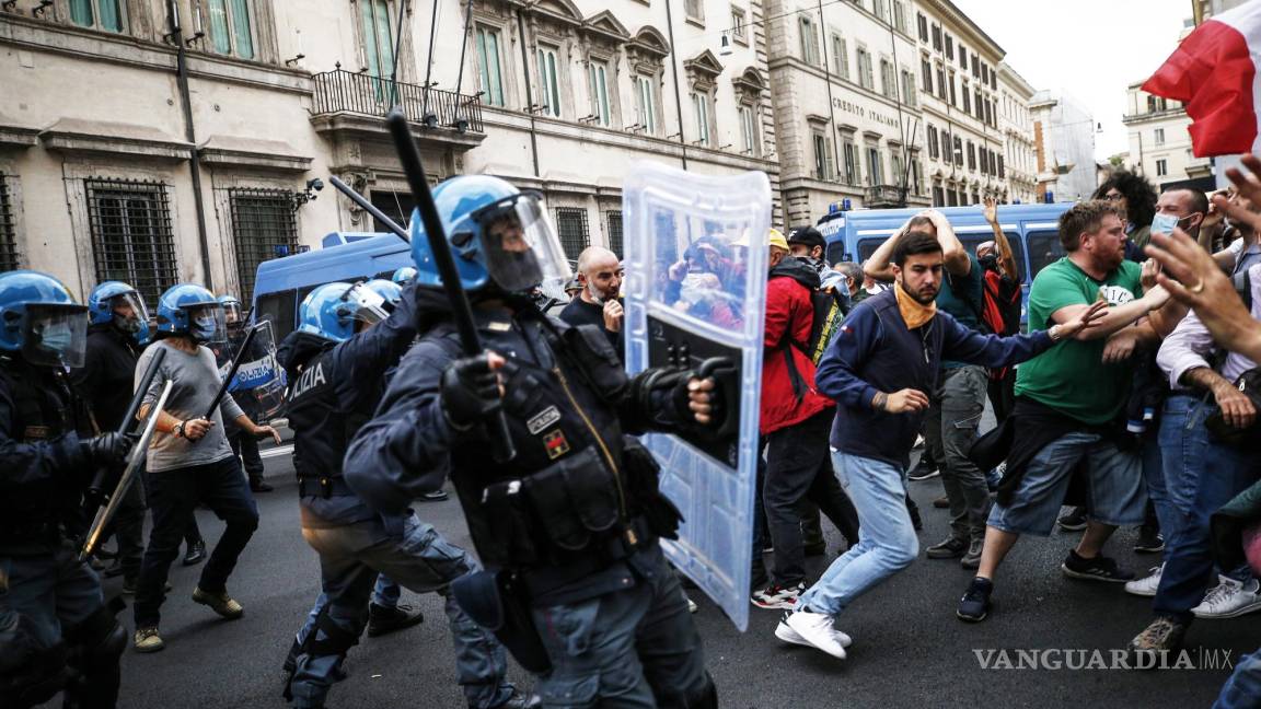 ‘Rompe’ policía protesta de antivacuinas COVID contra pasaporte sanitario en Italia