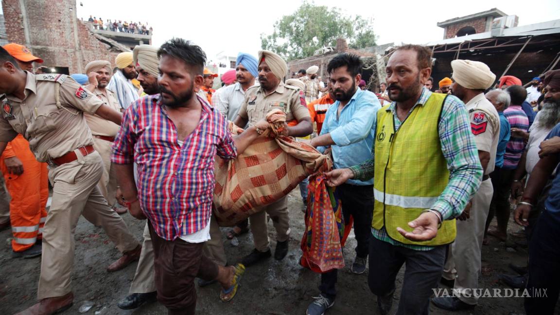 Al menos mueren 20 personas en explosión de fábrica en India