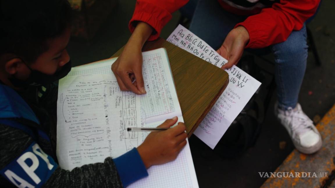 $!Tortillería en CDMX se convierte en salón de clases para que 50 niños tomen sus clases a distancia