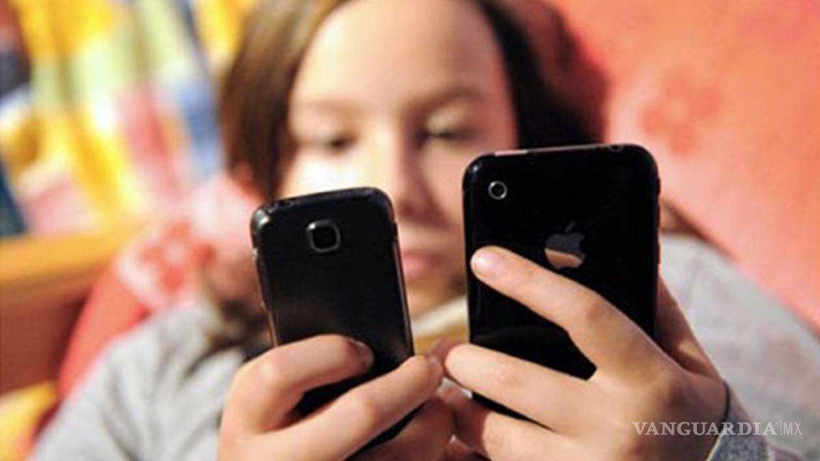 El 50% de los adolescentes dice que es “adicto” al celular ¿Qué deberían hacer los padres?