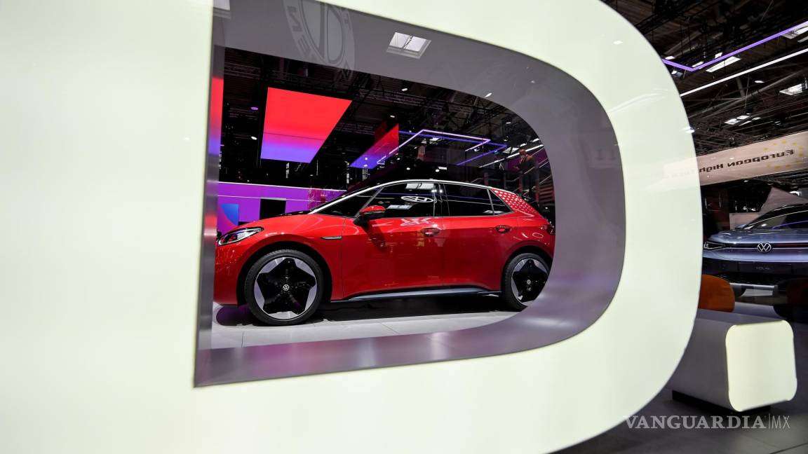 $!El Volkswagen VW ID.3 en exhibición en el Salón Internacional del Automóvil IAA en Munich, Alemania. EFE/EPA/Sascha Stenbach