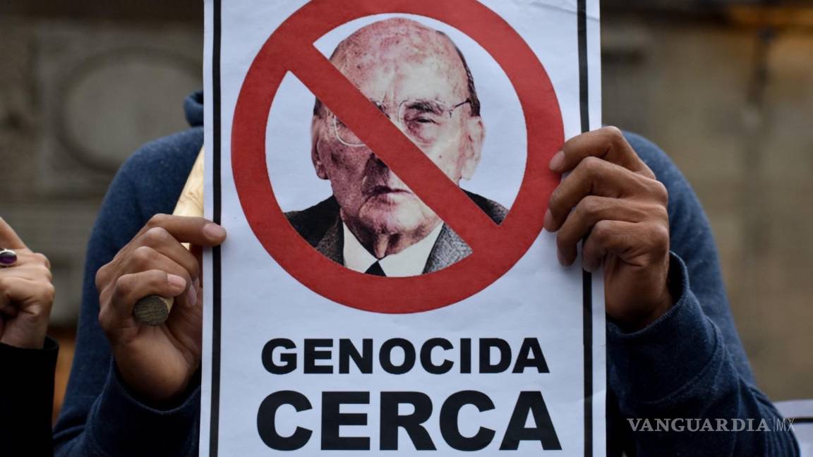 $!Fotografía del Echeverría Álvarez marcada como “genocida cerca”.
