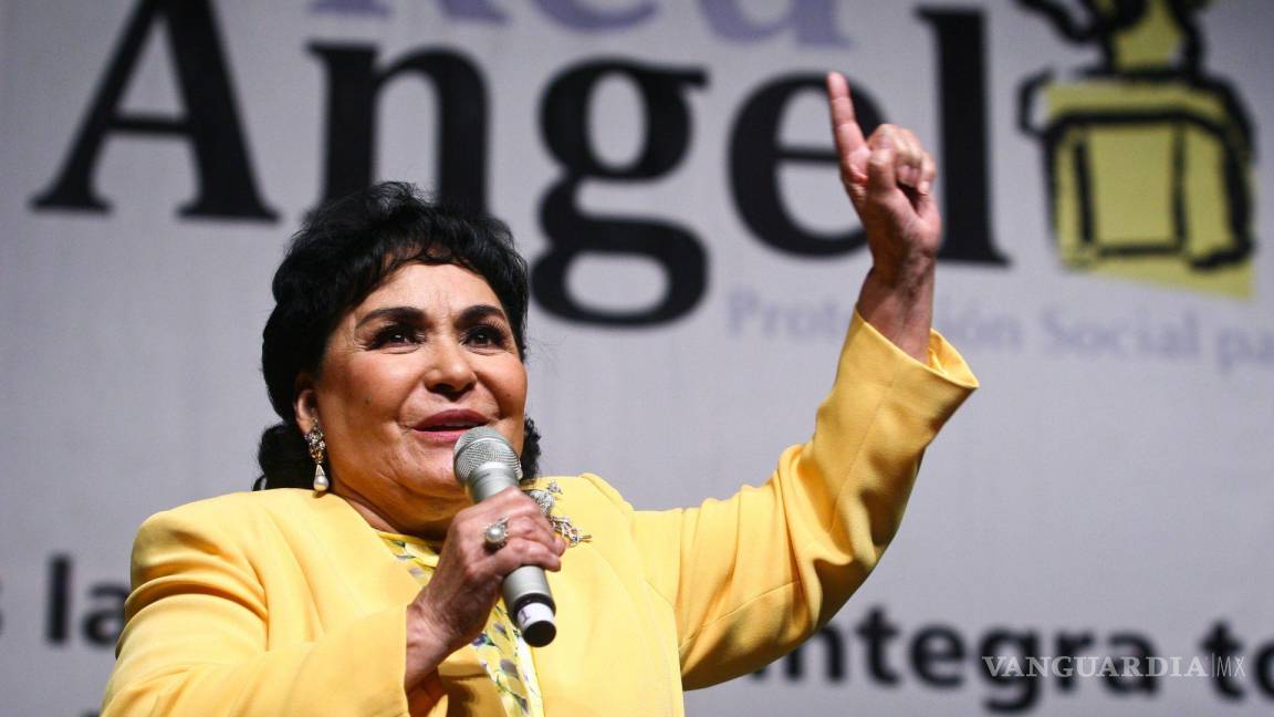 $!9 de abril de 2010. Carmen Salinas en la entrega de tarjetas de pensión alimentaria para adultos mayores en el Auditorio Nacional. Cuartoscuro/Isaac Esquivel