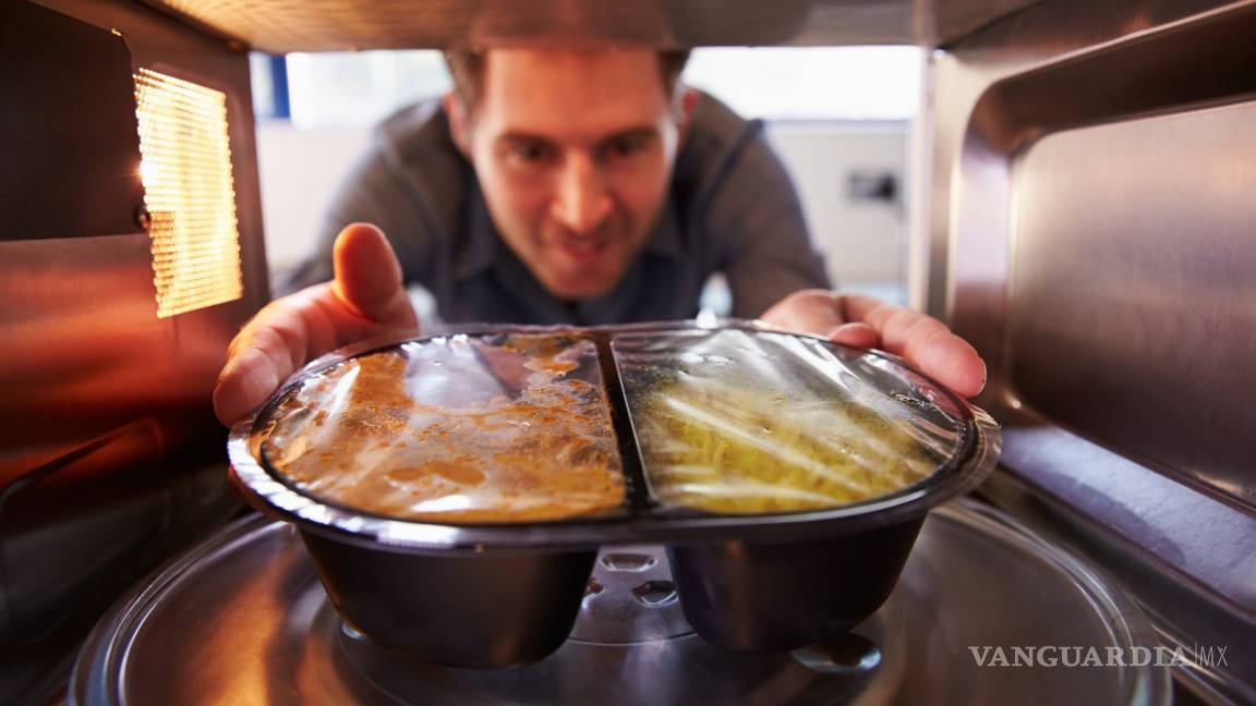 Calentar alimentos en el microondas no elimina nutrientes: estudio