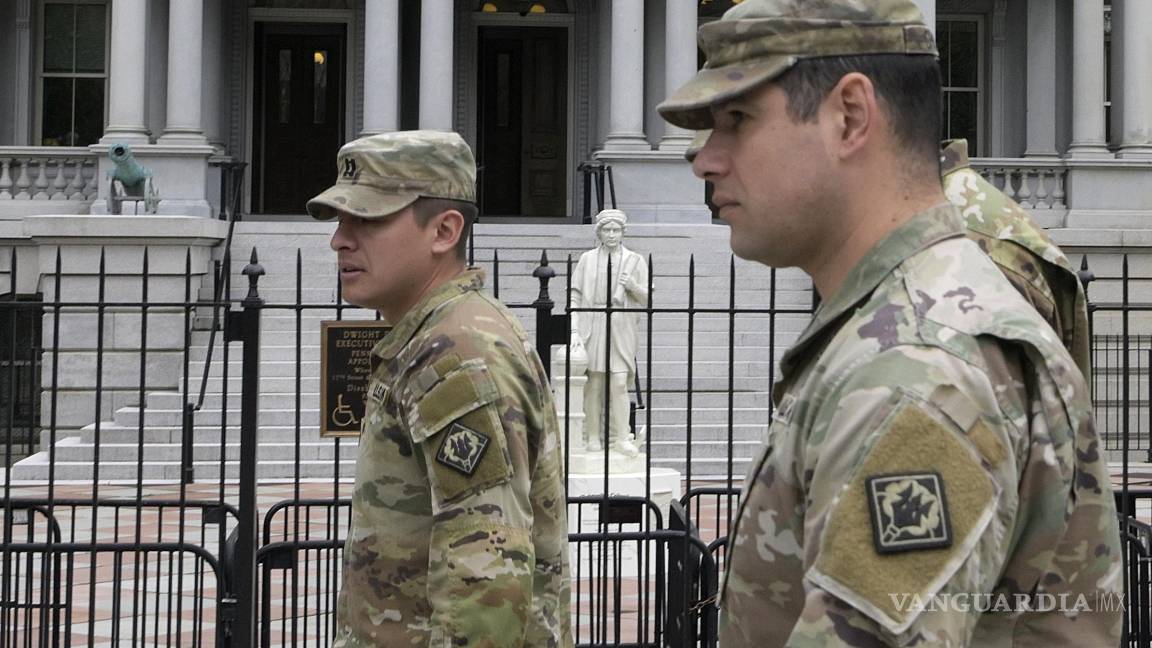 $!Integrantes de la Guardia Nacional de Estados Unidos caminan frente a una estatua de Cristóbal Colón en Washington.