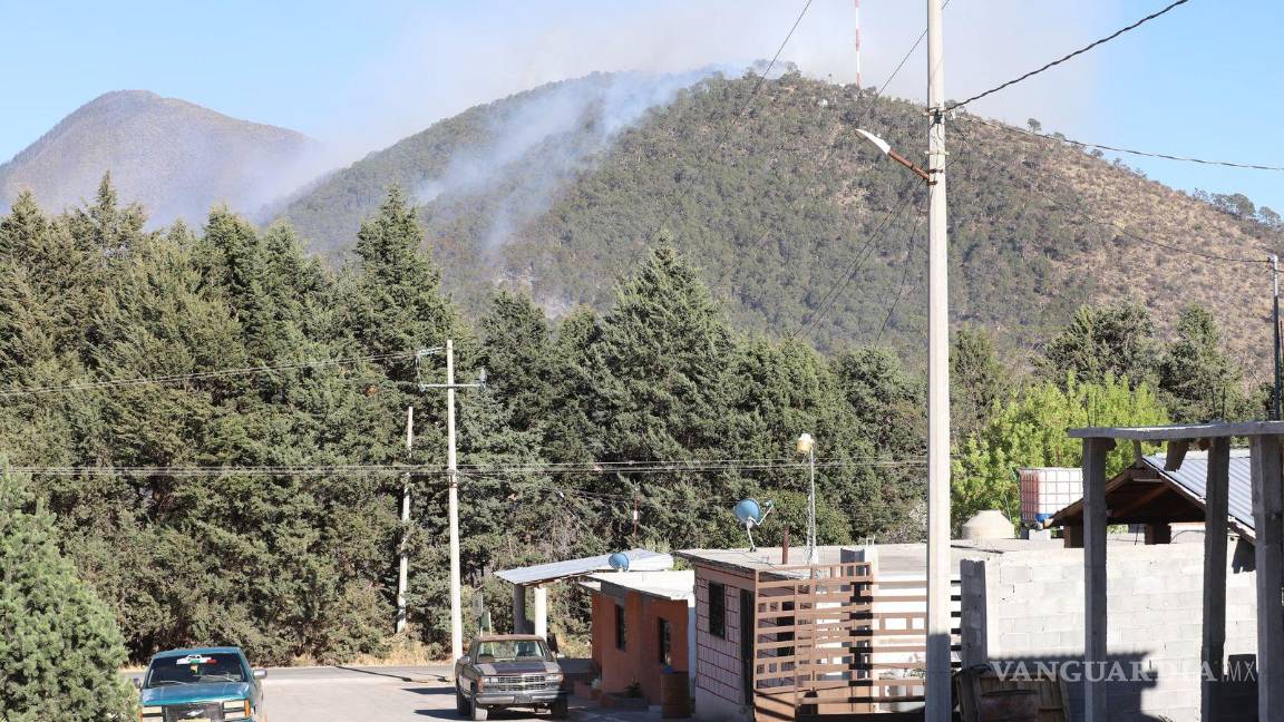 $!Más de 100 brigadistas combaten incendio en El Tunal, Arteaga
