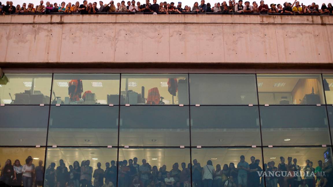 $!Catalanes toman las calles y colapsan el aeropuerto de Barcelona