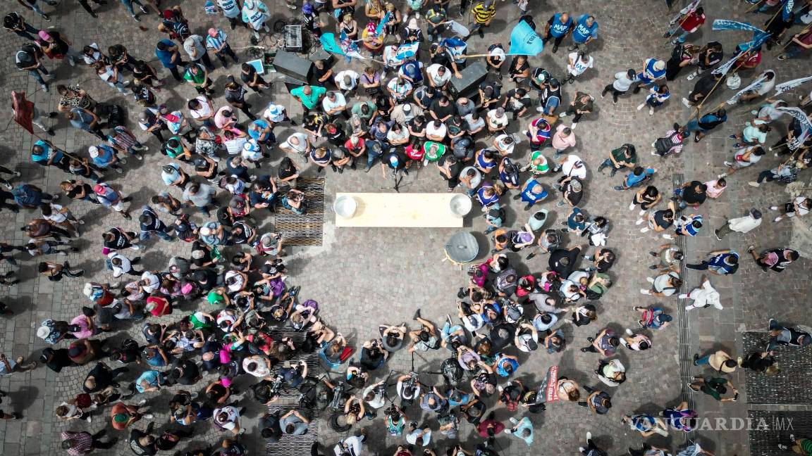 $!Ciudadanos y activistas participan en una olla popular en contra de las medidas económicas planteadas por el presidente de Argentina | Foto: EFE