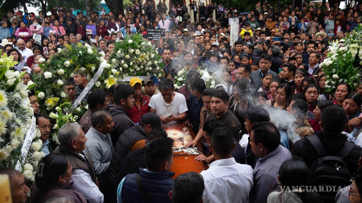 Cientos de creyentes dan último adiós al padre Marcelo Pérez, sacerdote asesinado en Chiapas