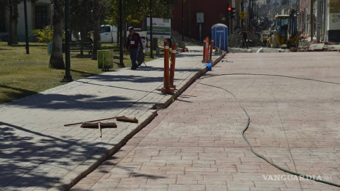 Vecinos del Centro de Saltillo cuestionan rehabilitación de banquetas en la calle General Cepeda