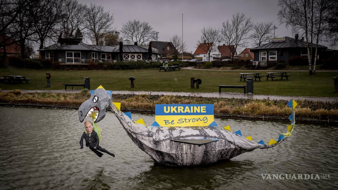 $!Un dragón que se come al presidente de Rusia, Vladimir Putin, y con la pancarta “Ucrania, sé fuerte” es la obra de un artista desconocido en Helsinge, Dinamarca.